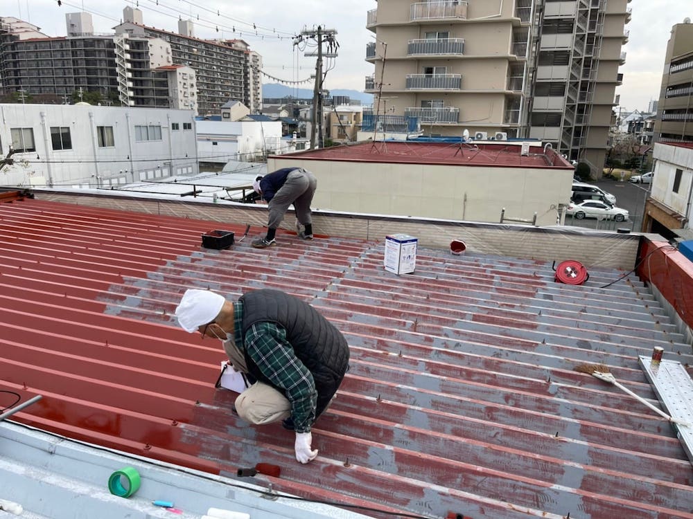 屋根のペンキ塗りは当店にお任せください 自分で塗るのは危険です Smileproject