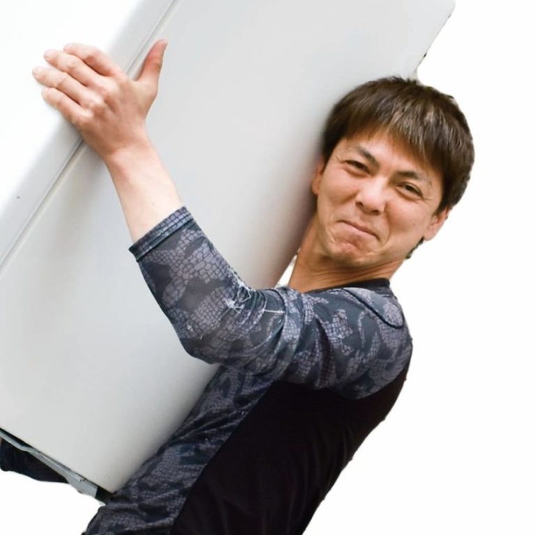 冷蔵庫を担ぐスタッフ